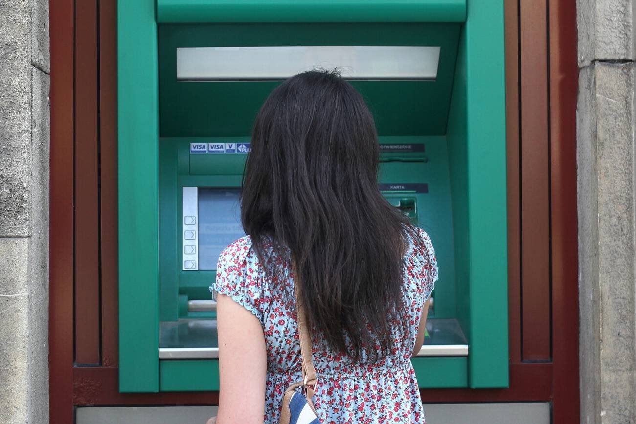 dziewczyna przy bankomacie
