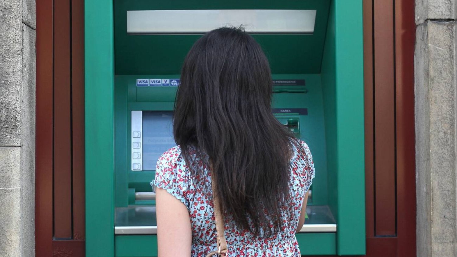 dziewczyna przy bankomacie