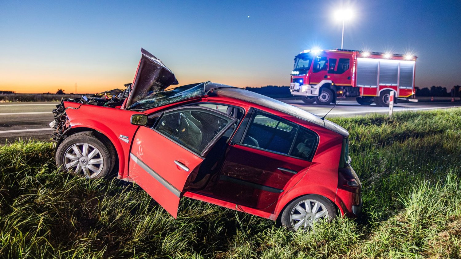 Samochód czy pociąg? Polacy ryzykują życie jak nigdy. Wypadek samochodowy.