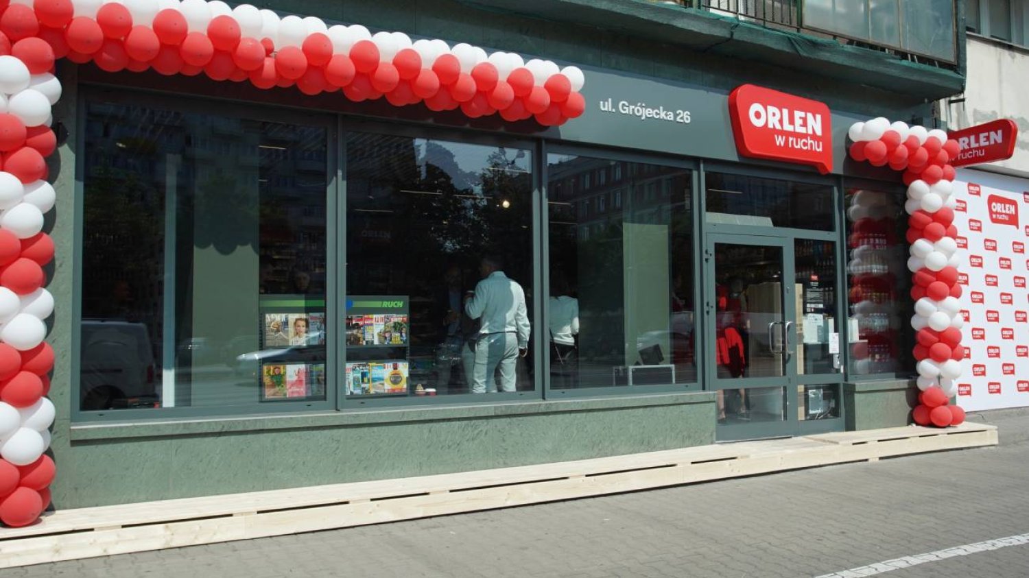 Front pierwszego sklepu Orlen w ruchu przy ulicy Grójeckiej 26 w Warszawie. Witryna ozdobiona biało-czerwonymi balonami.