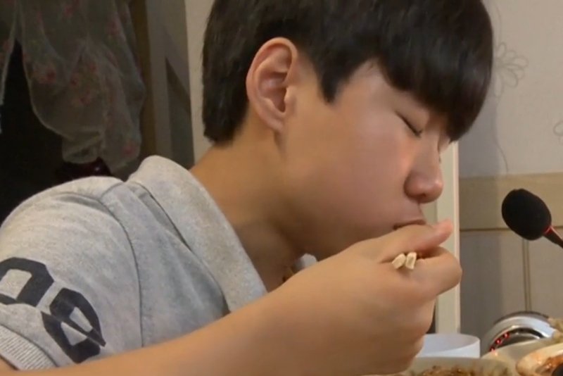 Mukbang to moda w Korei Południowej polegająca na podglądaniu osób w trakcie jedzenia posiłków. Ten chłopiec zarabia na niej 1500 dolarów dziennie