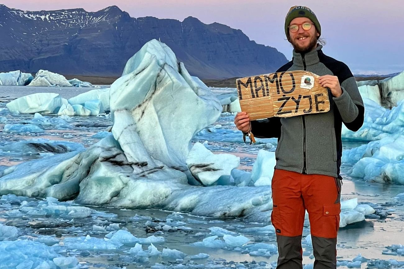 Wyróżnikiem Dawida Siódmaka jest karton z napisem "MAMO ŻYJĘ", który towarzyszy mu w podróżach