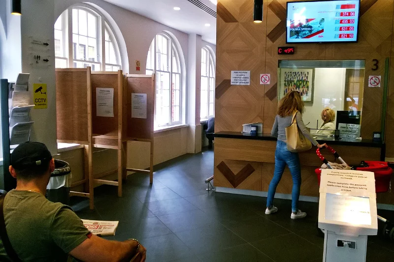 Sala obsługi interesantów w polskim konsulacie w Londynie.
