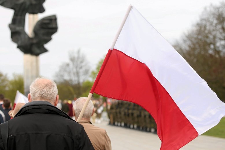 Kancelaria premiera kupuje 31 tys. biało-czerwonych flag "made in China"