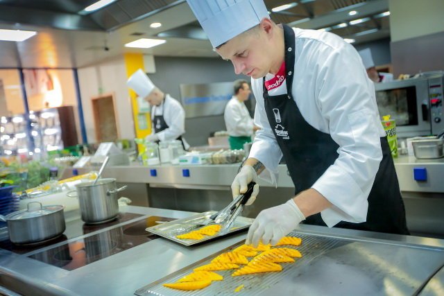 Piotr Bronikowski w walce o tytuł najlepszej restauracji pracowniczej w Polsce.