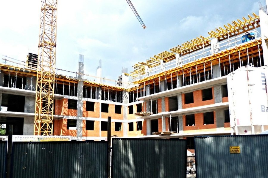 Jedno z ujęć placu budowy osiedla Zakątek Cybisa.