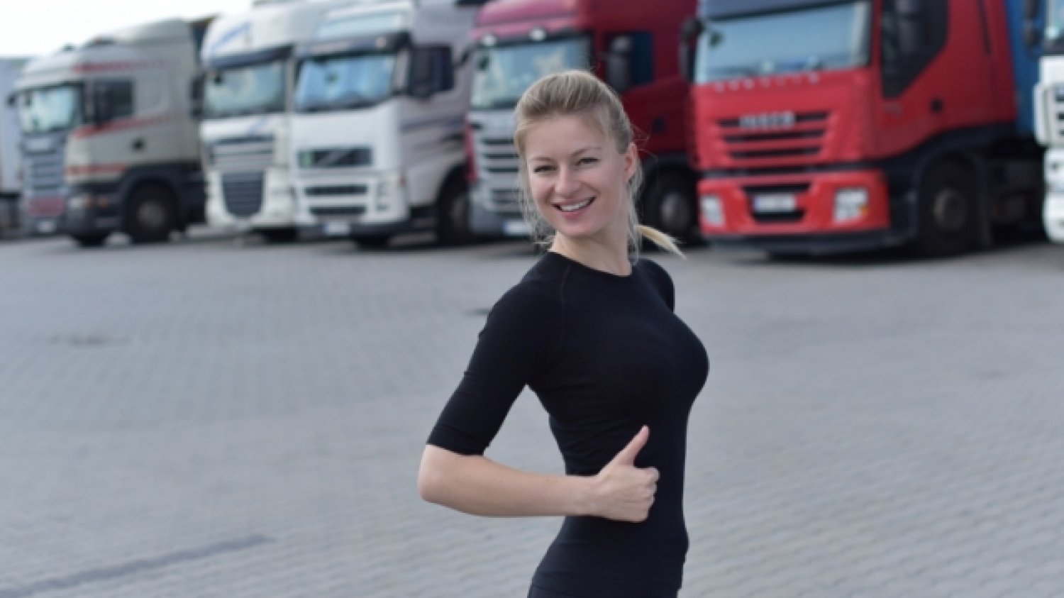 Iwona Blecharczyk już od siedmiu lat prowadzi tira. O swojej pracy opowiada na YouTubie, gdzie mówi o sobie Trucking Girl.