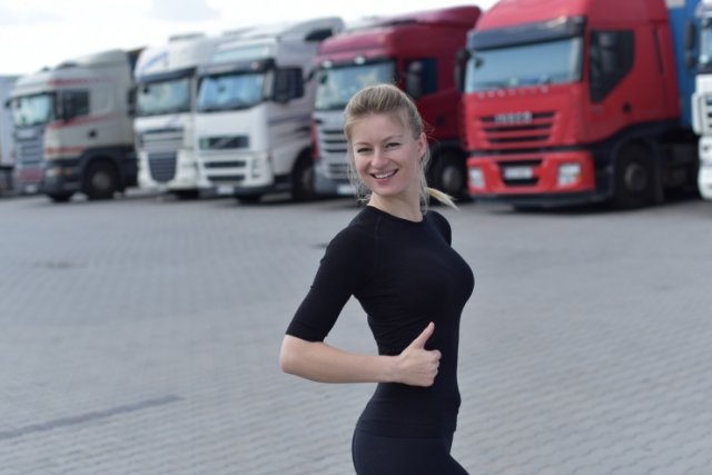 Iwona Blecharczyk już od siedmiu lat prowadzi tira. O swojej pracy opowiada na YouTubie, gdzie mówi o sobie Trucking Girl.