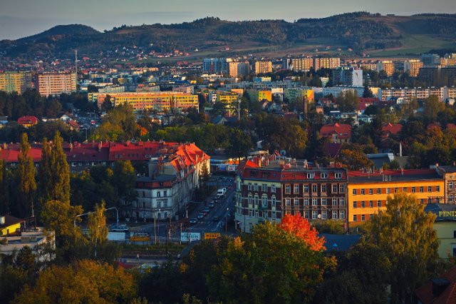 Położenie Jeleniej Góry nie jest szczególnie fortunne. Miasto leży w kotlinie przez co notorycznie, przy okazji rozpoczęcia sezonu grzewczego, ginie w smogu