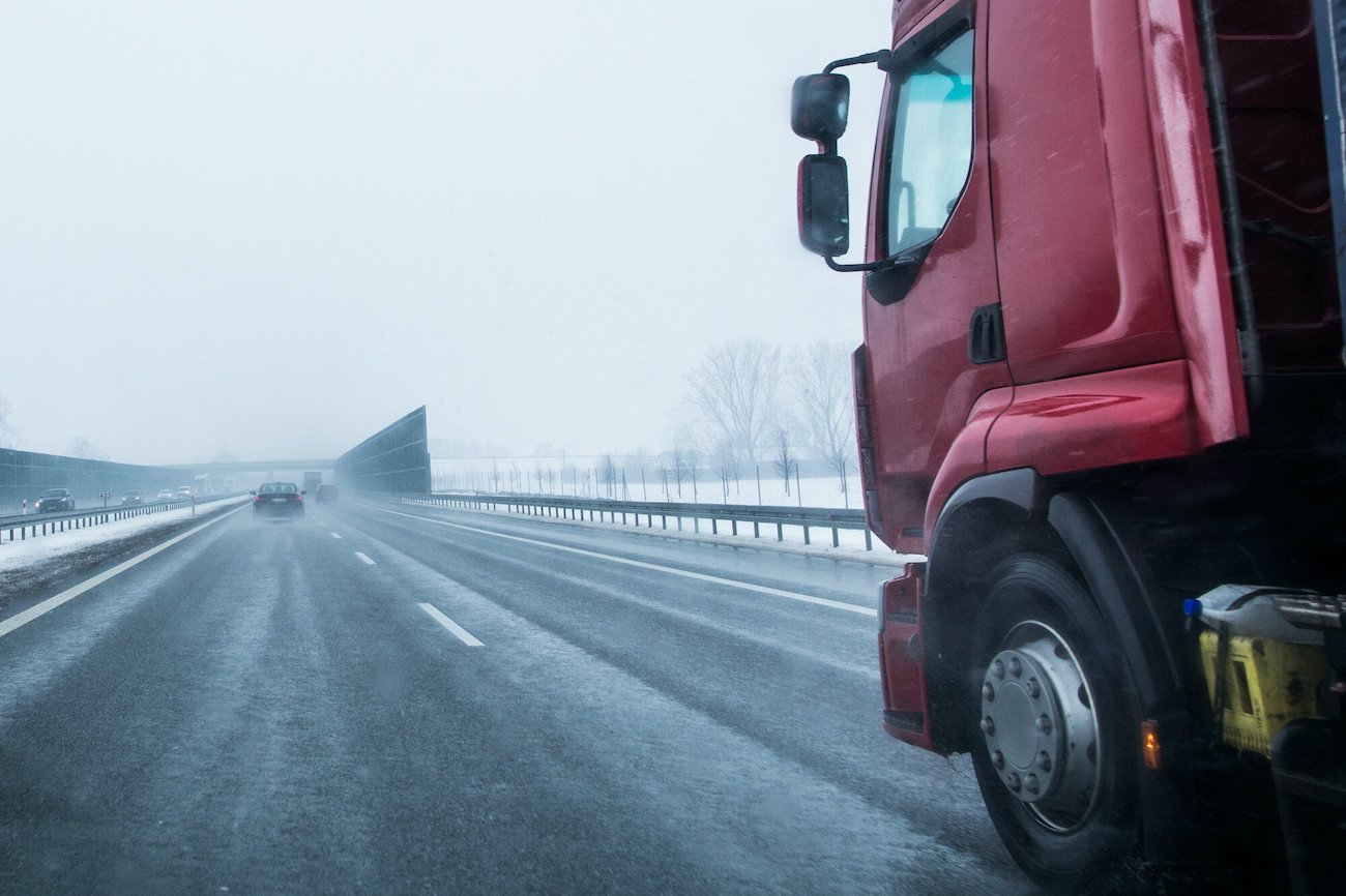 Zarobki kierowcy tira zależą od wielu czynników. Kraj, w którym się pracuje, jest tylko jednym z nich.