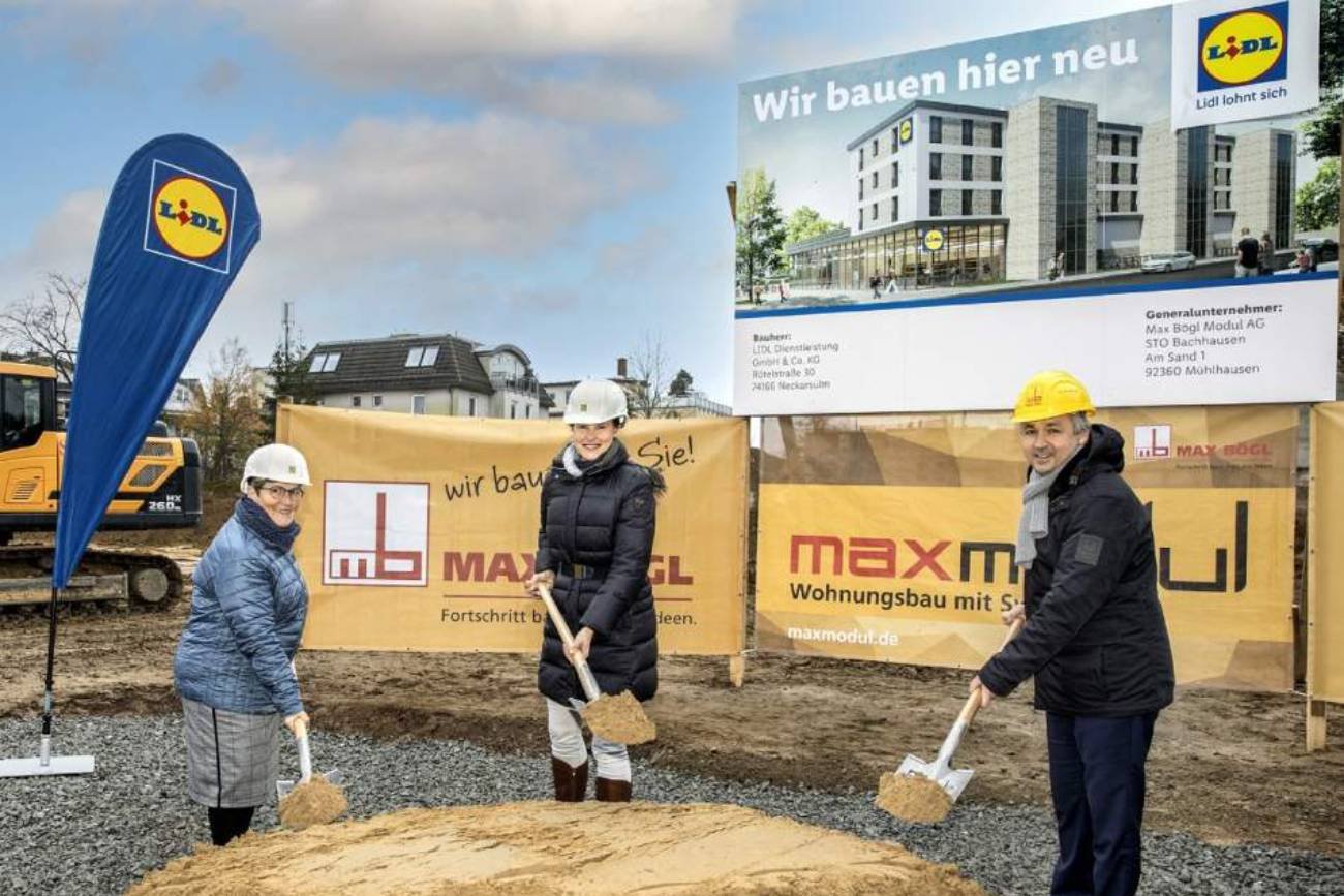 Pracownicy Lidla i firmy budowlanej wbijają łopaty w Berlinie.