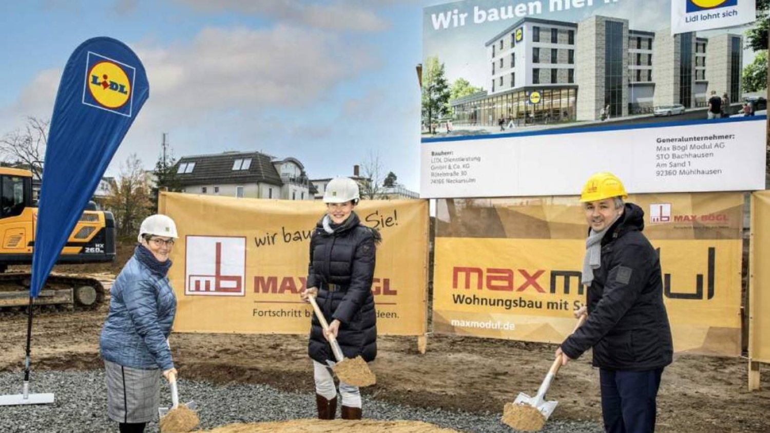 Pracownicy Lidla i firmy budowlanej wbijają łopaty w Berlinie.