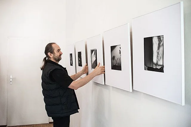 Tomasz Fularski na wystawie swoich fotografii.