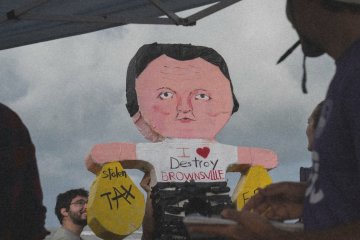 Kukła Elona Muska podczas protestu.