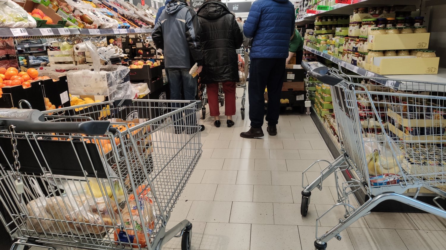 Biedronka nie była najtańsza w marcu. Wyprzedził ją Auchan i Tesco.