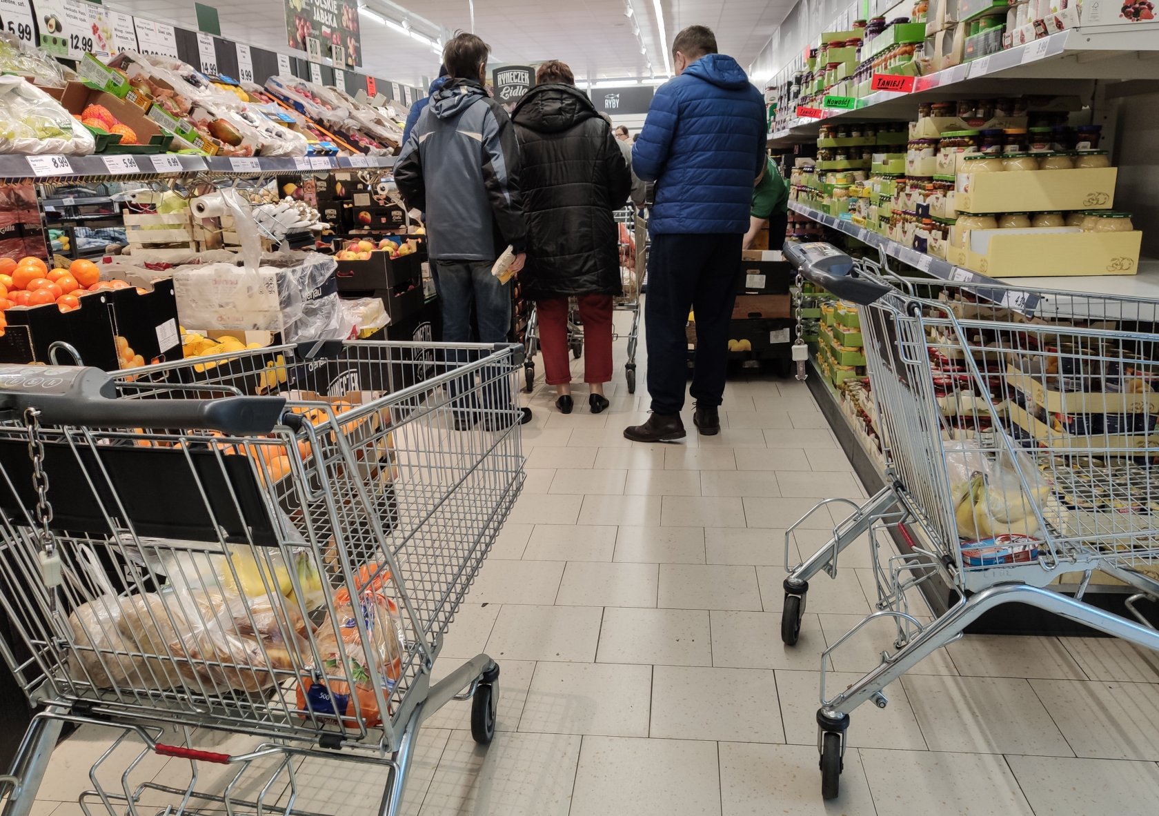 Biedronka nie była najtańsza w marcu. Wyprzedził ją Auchan i Tesco.