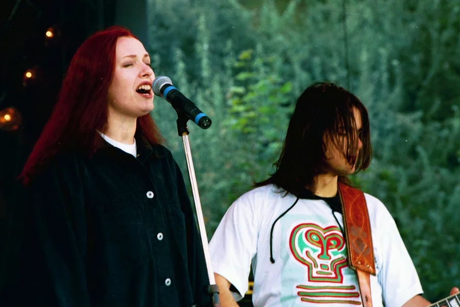Koncern zespołu Hey w 1993 r. Ciut przyduże, flanelowe, najlepiej kraciaste koszule, dżinsowe kurtki - to ikony kultury grunge i lat 90.