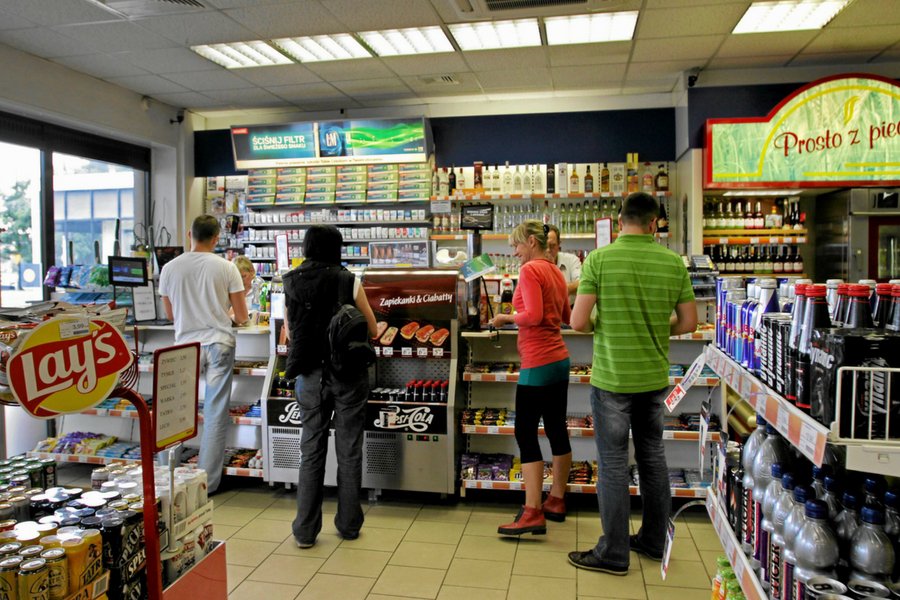 W niedziele pracują tysiące zatrudnionych w gastronomii, energetyce, służbie zdrowia i innych branżach. OPZZ chce, by za niedziele zarabiali 2,5-krotnie wyższe stawki.