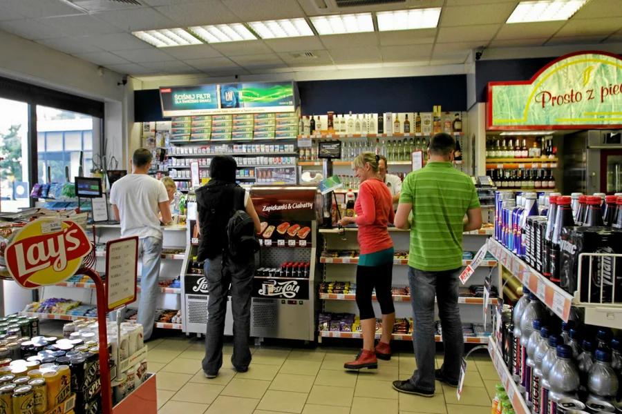 W niedziele pracują tysiące zatrudnionych w gastronomii, energetyce, służbie zdrowia i innych branżach. OPZZ chce, by za niedziele zarabiali 2,5-krotnie wyższe stawki.