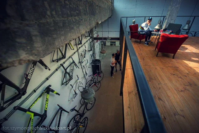Veloart prowadzi dwa sklepy, w Krakowie i Warszawie
