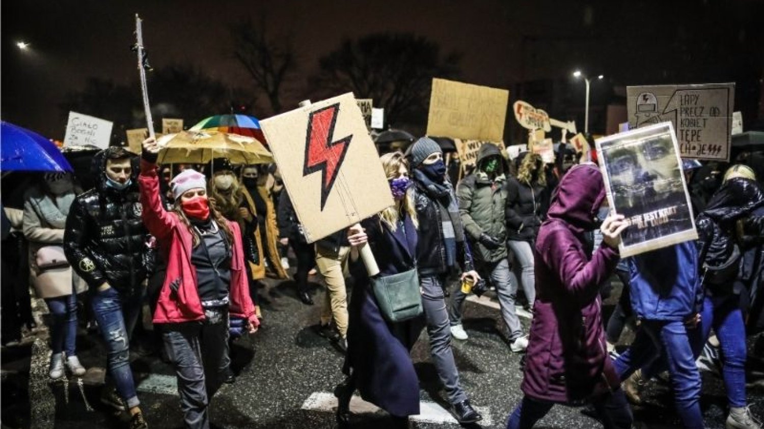 Samozatrudnieni przedsiębiorcy, którzy biorą udział w ulicznych protestach, mogą stracić pieniądze z tarcz antykryzysowych.