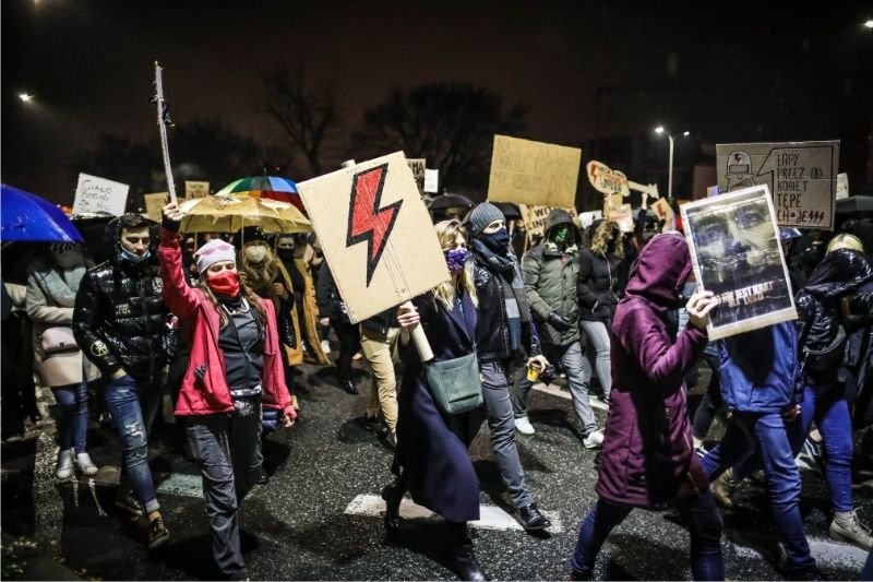 Samozatrudnieni przedsiębiorcy, którzy biorą udział w ulicznych protestach, mogą stracić pieniądze z tarcz antykryzysowych.