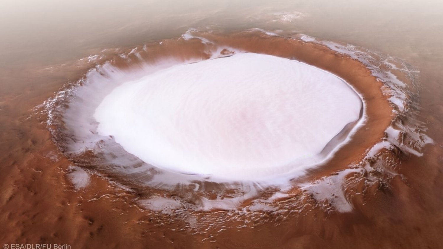Serię zdjęć krateru Korolowa wykonała sonda ESA Mars Express.