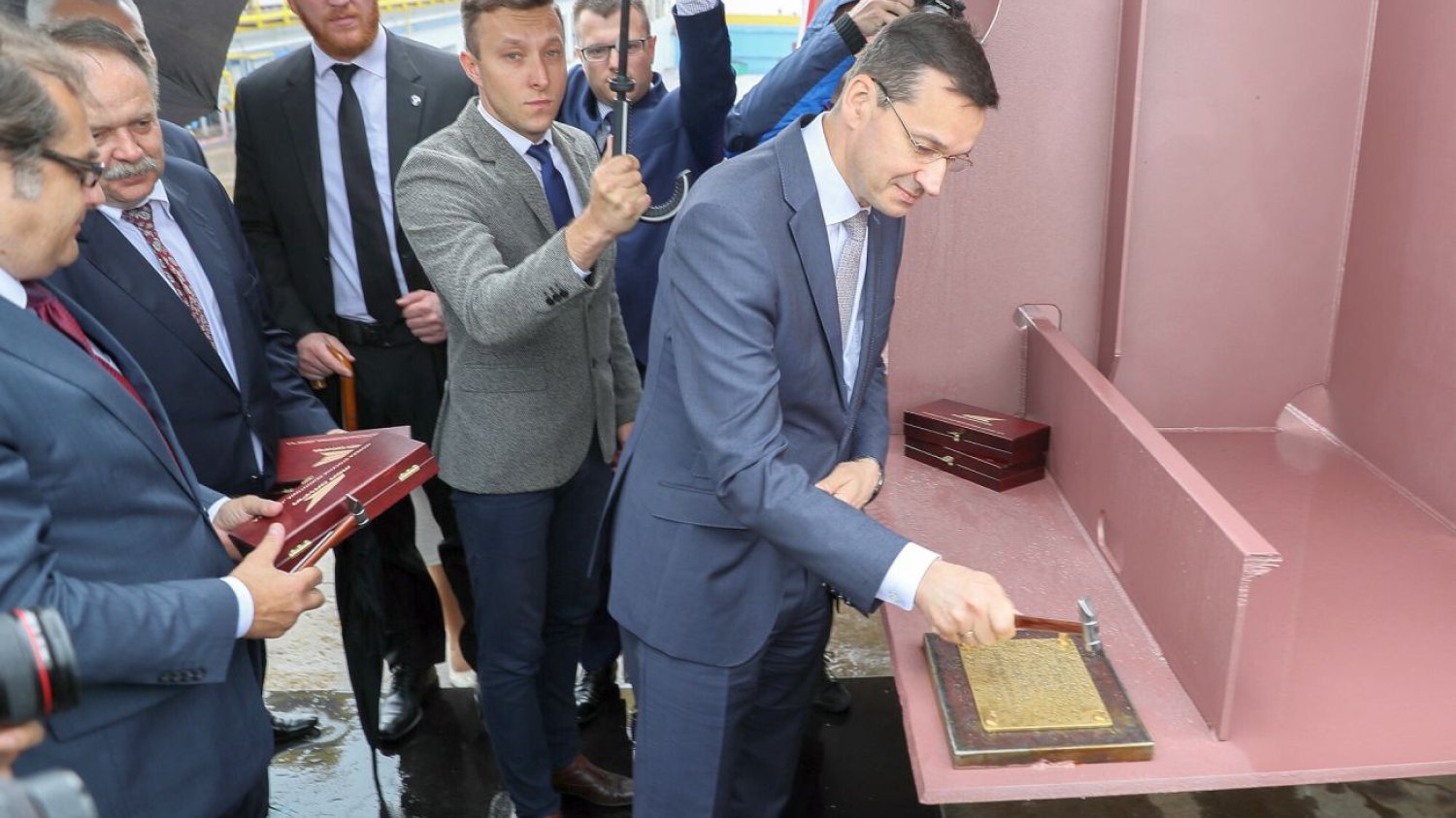 Ozdobny nit w stępkę wbił w 2017 roku sam Mateusz Morawiecki. 4,5 roku później całość trafi na złom