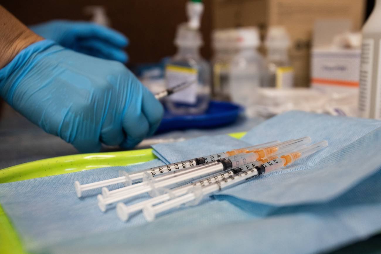 Dawki szczepionki przeciw Covid-19 gotowe do podania w strzykawkach.
