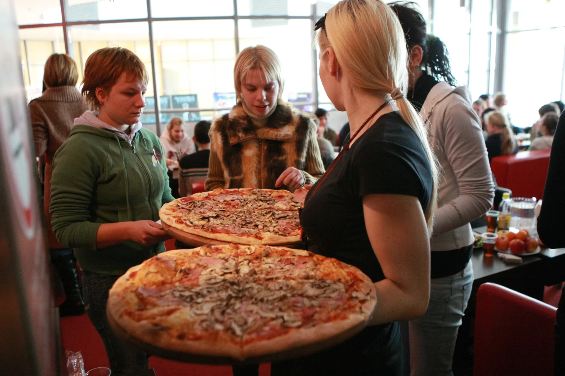 Pizza z pieca z gazowym palnikiem smakuje gorzej? "Klienci nie widzą różnicy" – przekonują krakowscy restauratorzy.