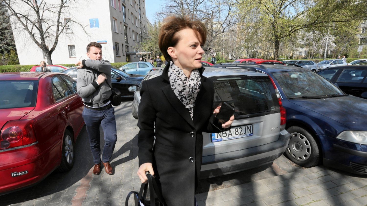 Minister Jadwiga Emilewicz w drodze na spotkanie z protestującymi taksówkarzami.