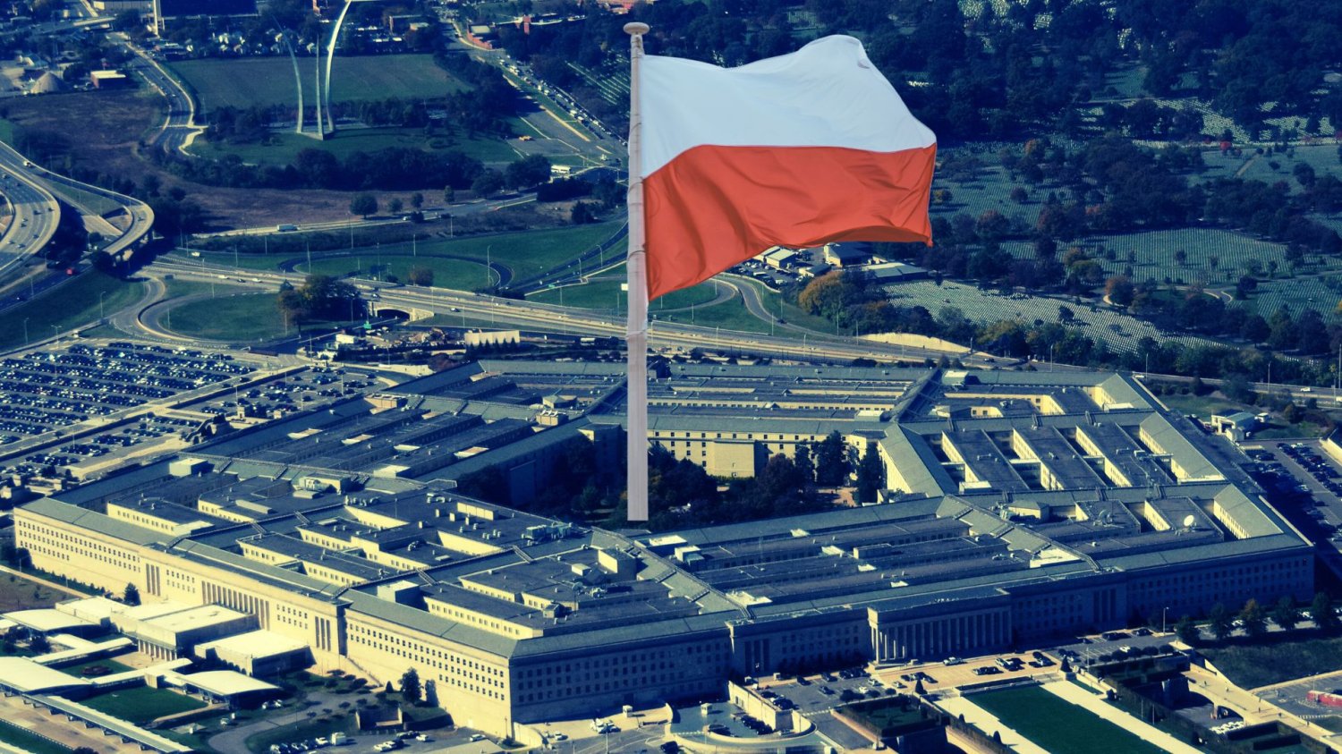 Kwatera Główna RP: nowe CPK. Śmiejemy się, zamiast budować, a państwo gnieździ się w ruinach budynek Pentagonu z polską flagą