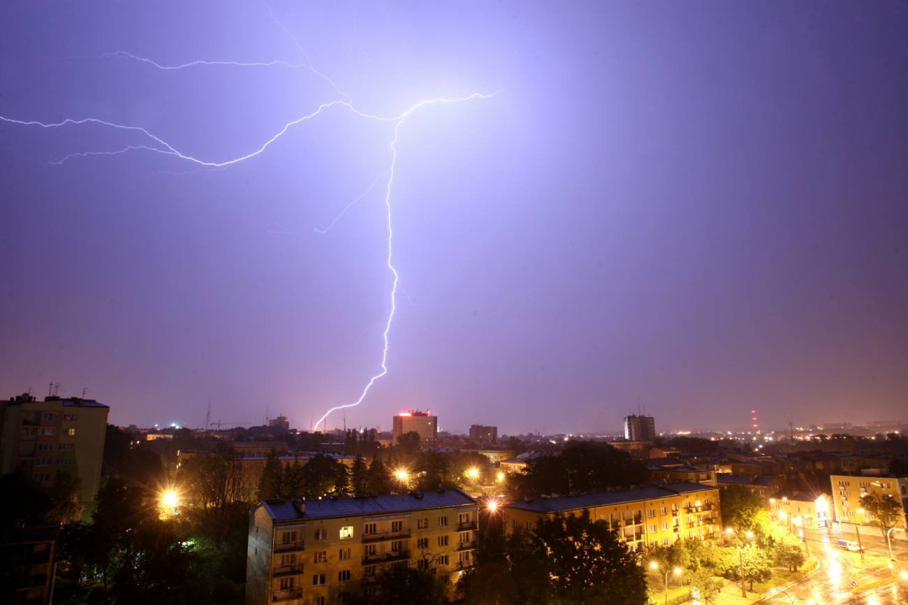 Burza nad miastem.