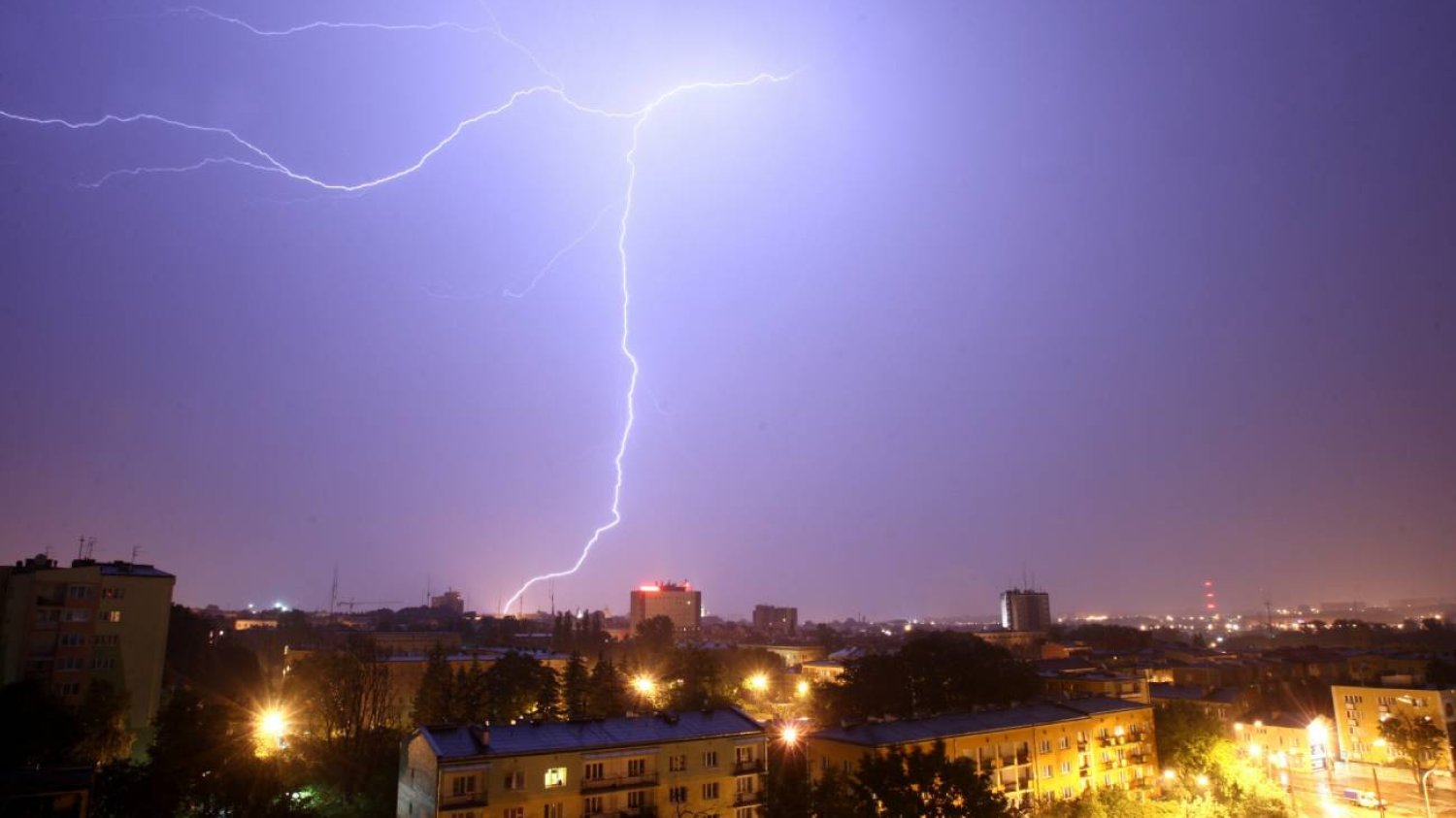 Burza nad miastem.