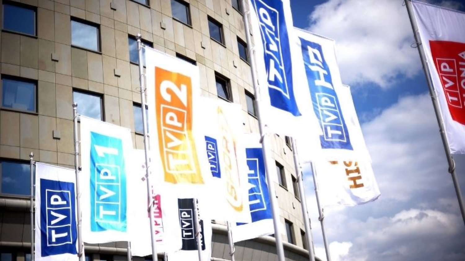Pracownicy TVP dostali w 2019 r. średnio 5,6 tys. zł brutto nagrody.
