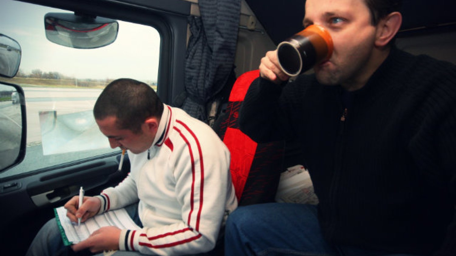 Politycy Prawa i Sprawiedliwości rozpoczęli pracę nad wprowadzeniem podatku drogowego, przez który ceny paliwa mogą podskoczyć o 20 groszy na litrze. Dla branży transportowej to prawie katastrofa