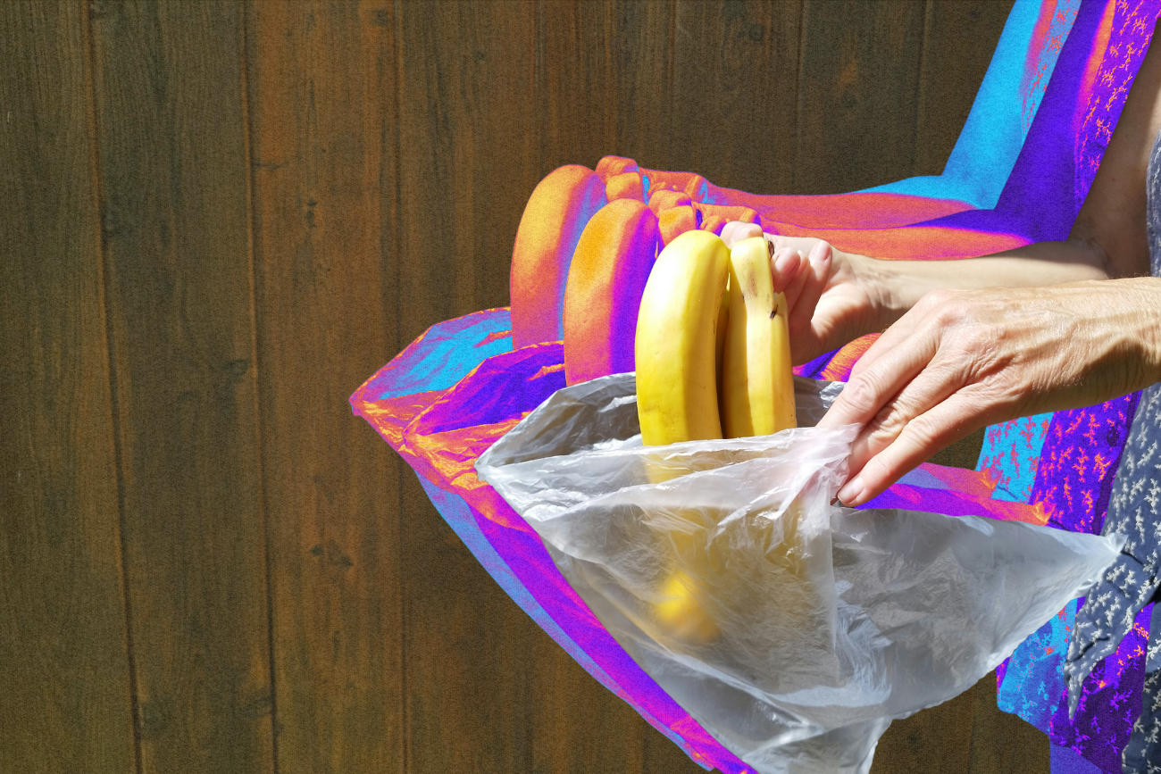 Polacy zużywają tylko 23 foliówki rocznie. Lasy wciąż mamy pełne śmieci