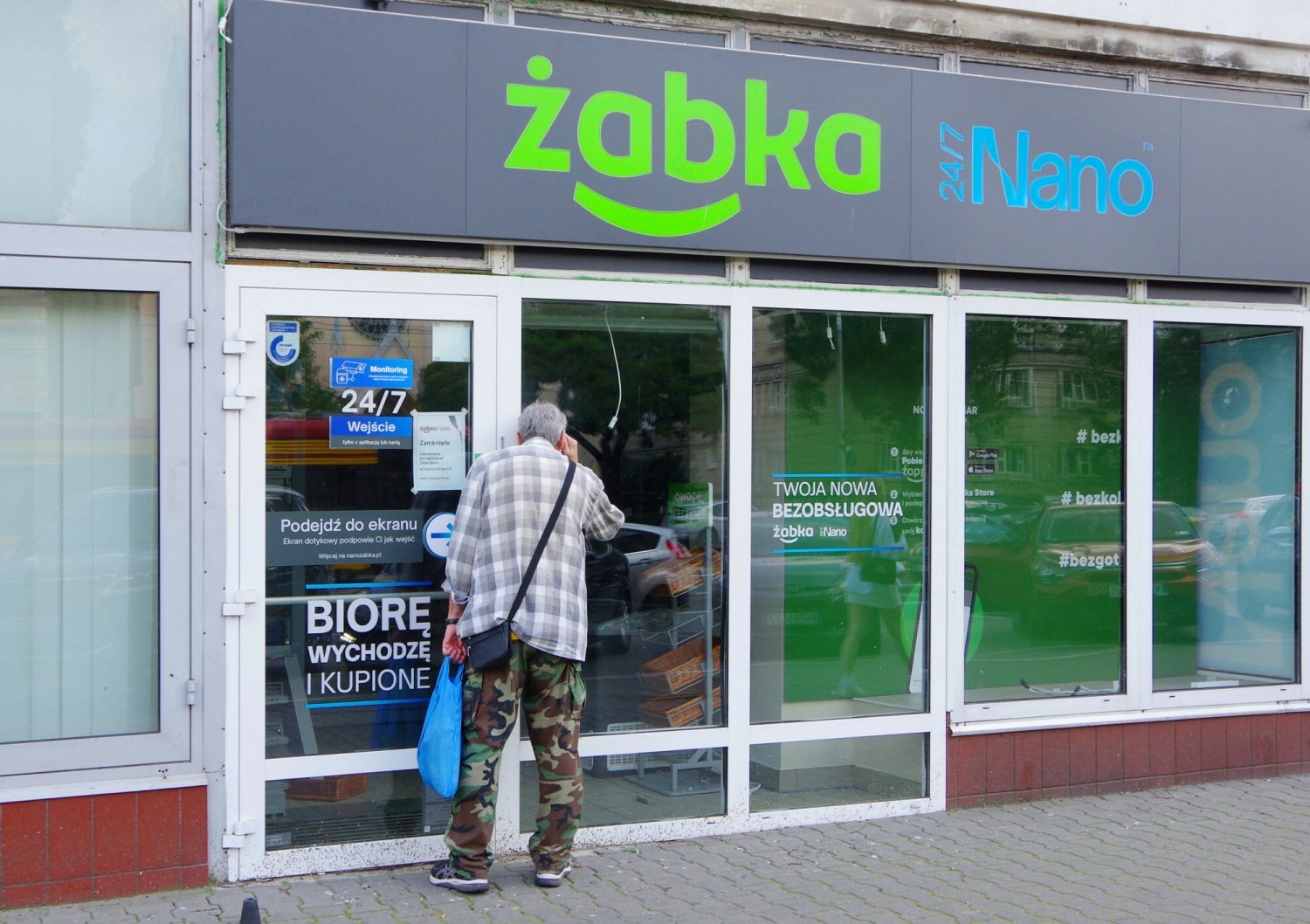 Plaga kradzieży w Żabkach – sprzedawcy idą na wojnę ze złodziejami