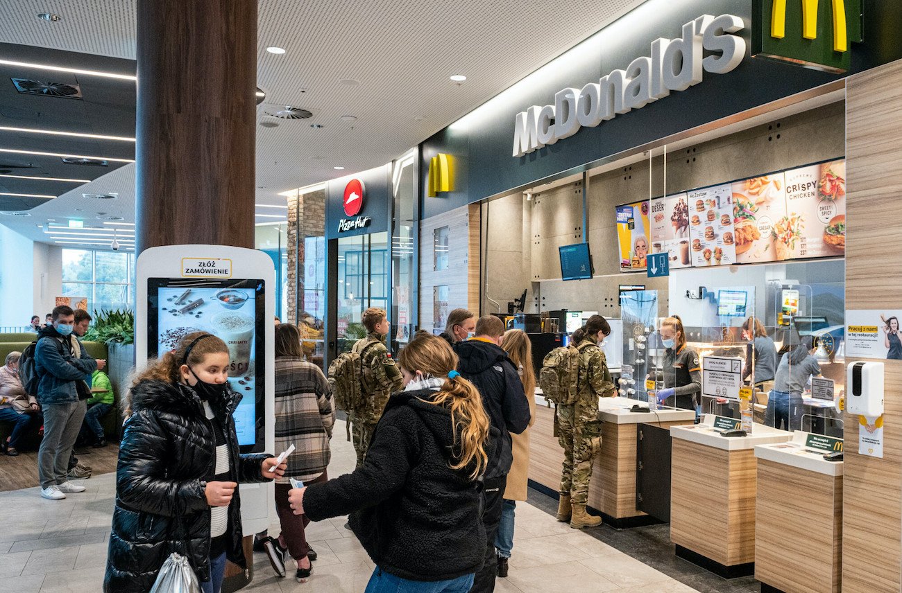 McDonald to popularna sieć restauracji typu fast food. Ile zarabia pracownik McDondalda?