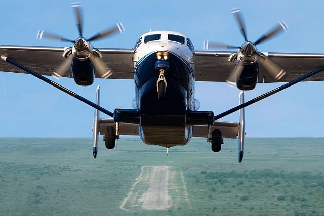 M28-05 z Mielca. W tle nieutwardzone lotnisko, z którego przed chwilą wystartował