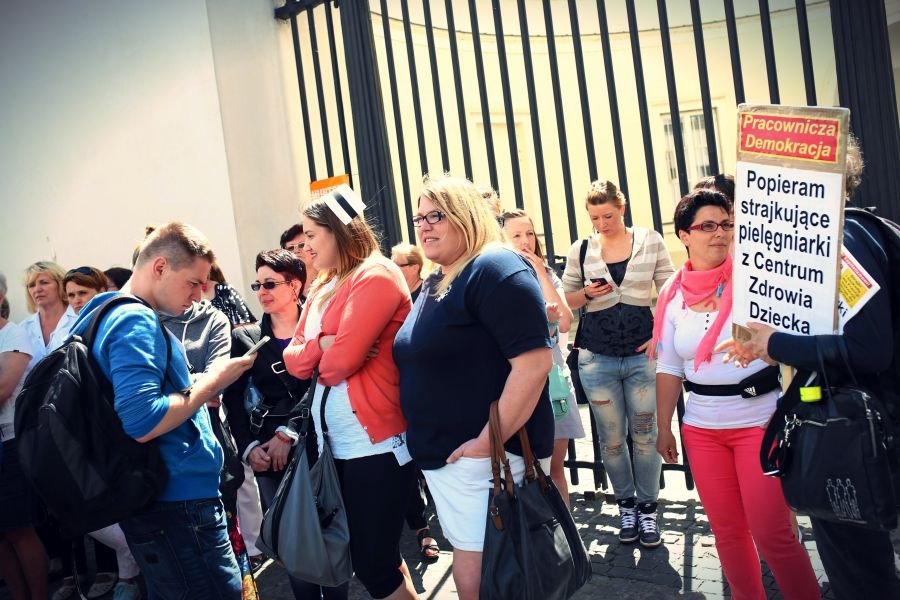 Protest pielęgniarek pod Ministerstwem Zdrowia.