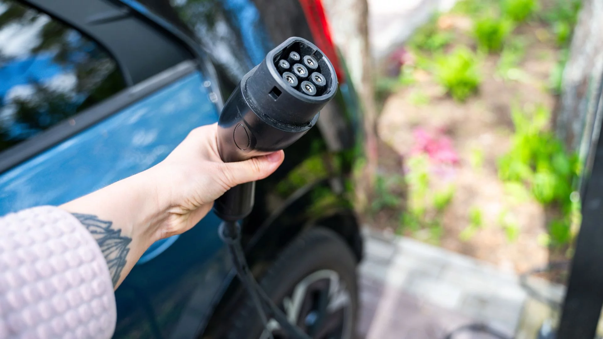 Ile masz do najbliższej ładowarki? Sprawdzili i zdziwisz się Kabel do ładowania samochodu elektrycznego. Kierowcy mają coraz bliżej do punktów ładowania.