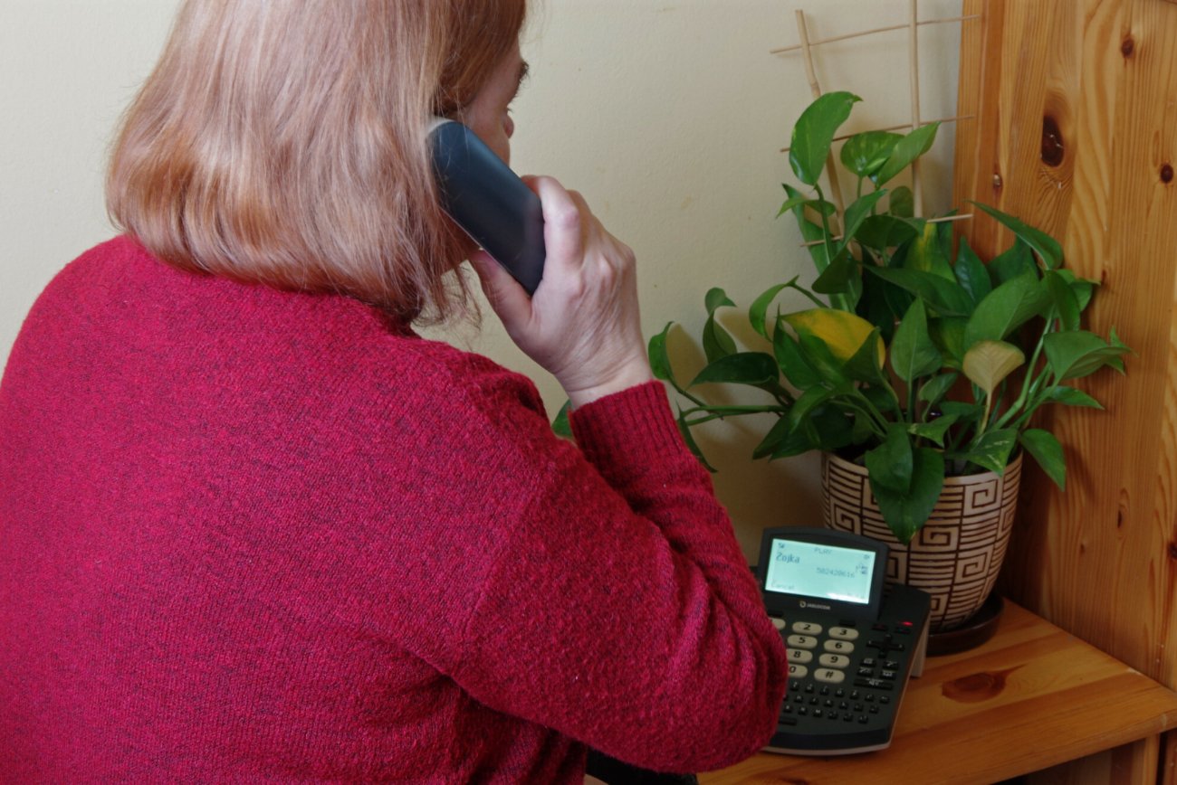 Seniorka odbiera telefon