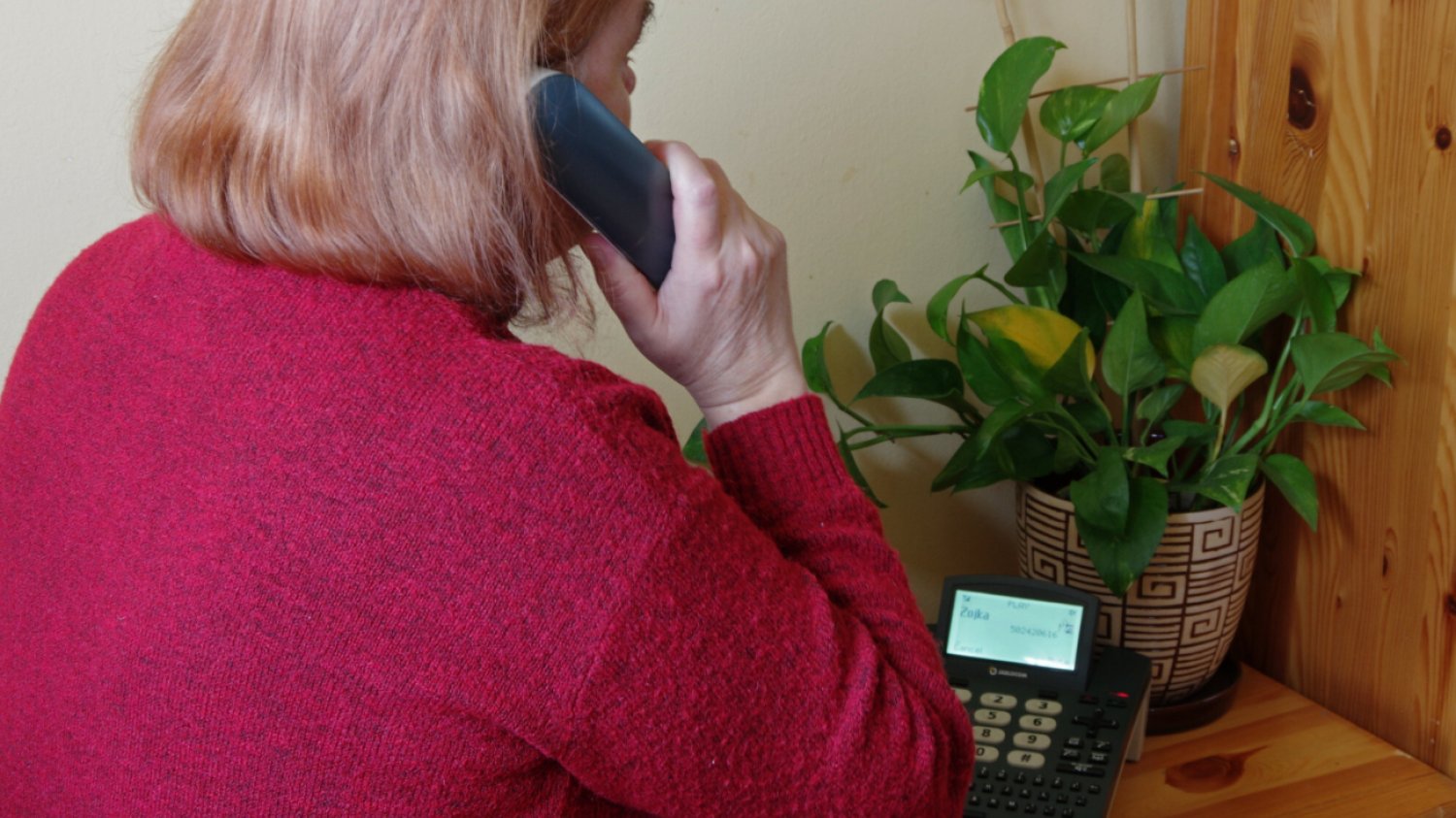 Seniorka odbiera telefon