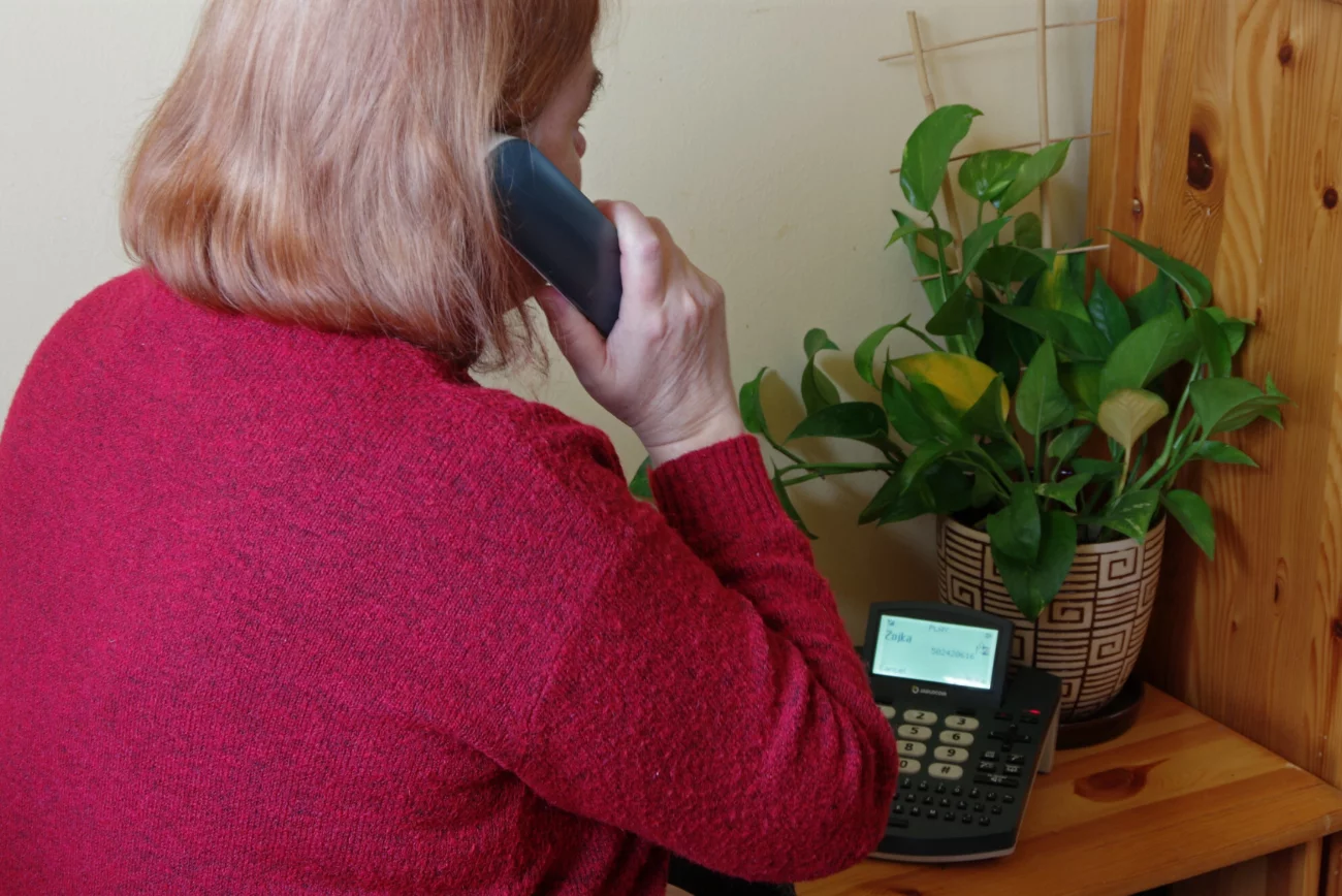 Seniorka odbiera telefon