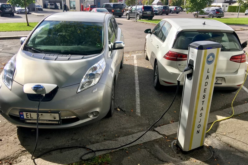 Auta elektryczne na jednej ze stacji ładowania w Norwegii. Koncerny motoryzacyjne deklarują przestawienie się na ich wyłączną produkcję