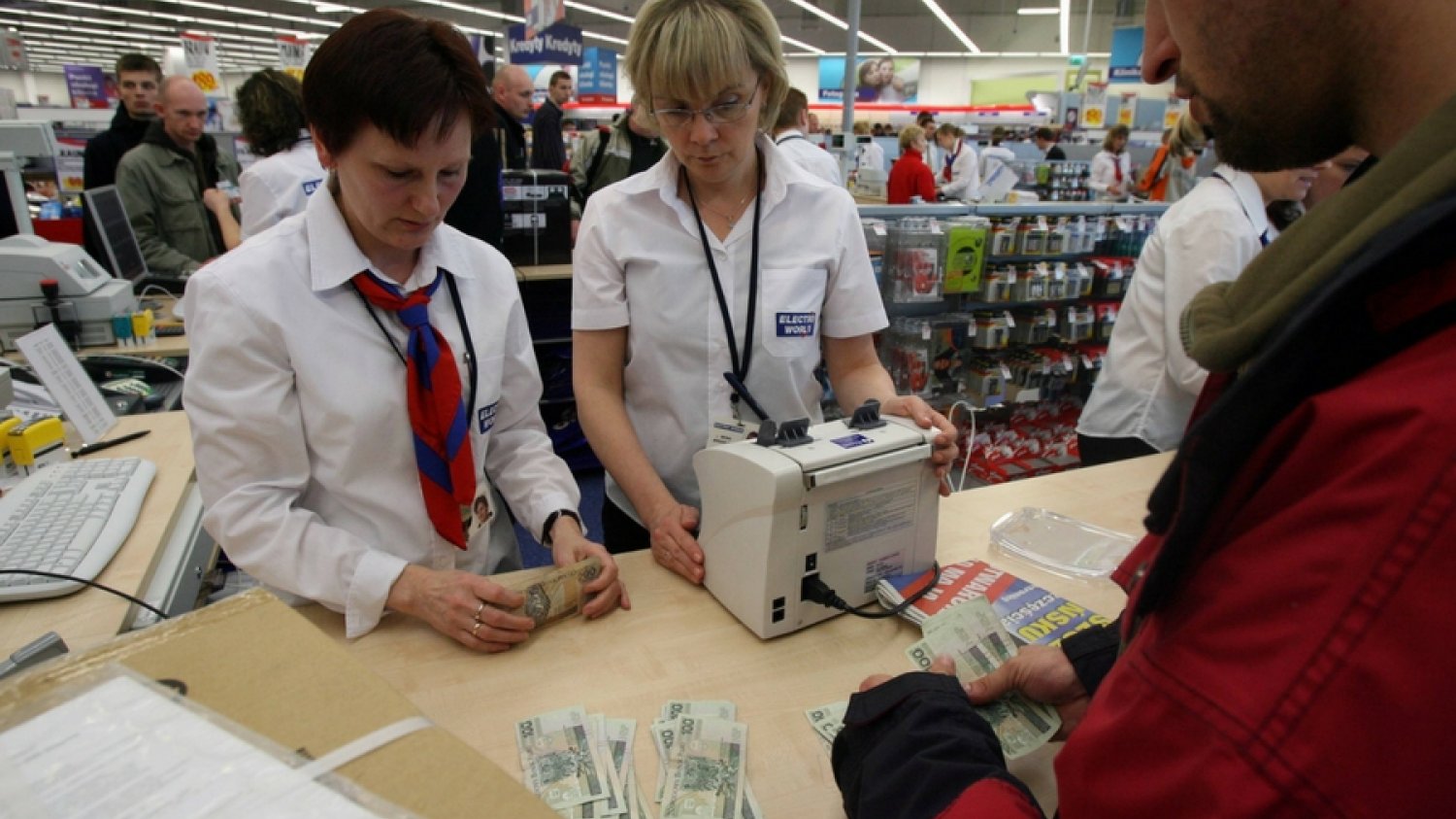 Dodatkowymi opłatami zostaną obciążone zwłaszcza operacje pobrania gotówki z bankomatu.