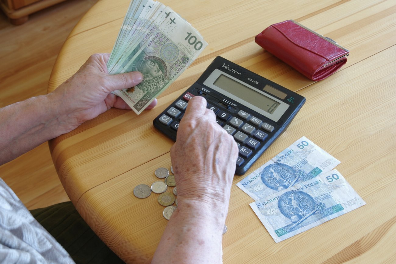 Emerytka liczy banknoty