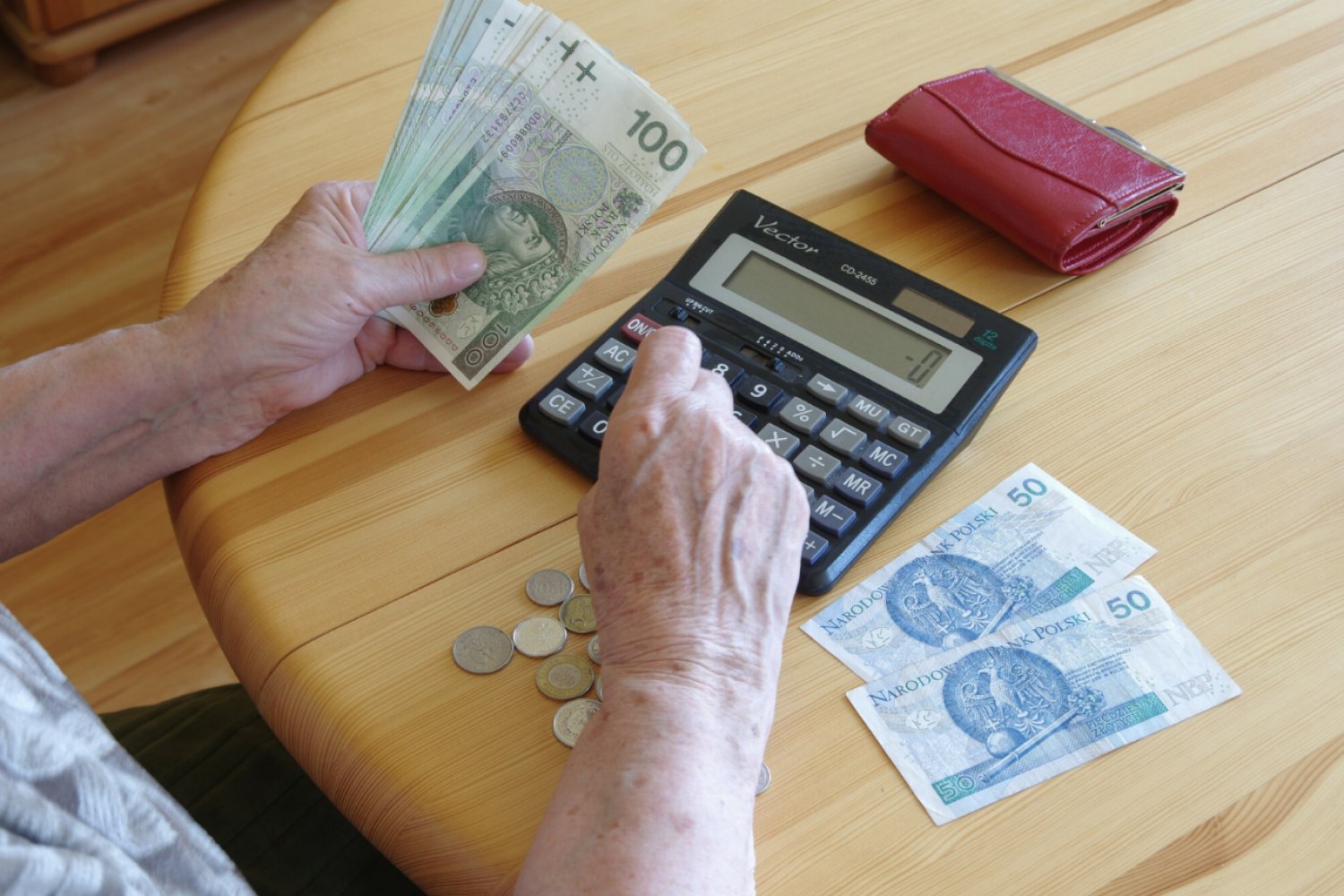 Emerytka liczy banknoty