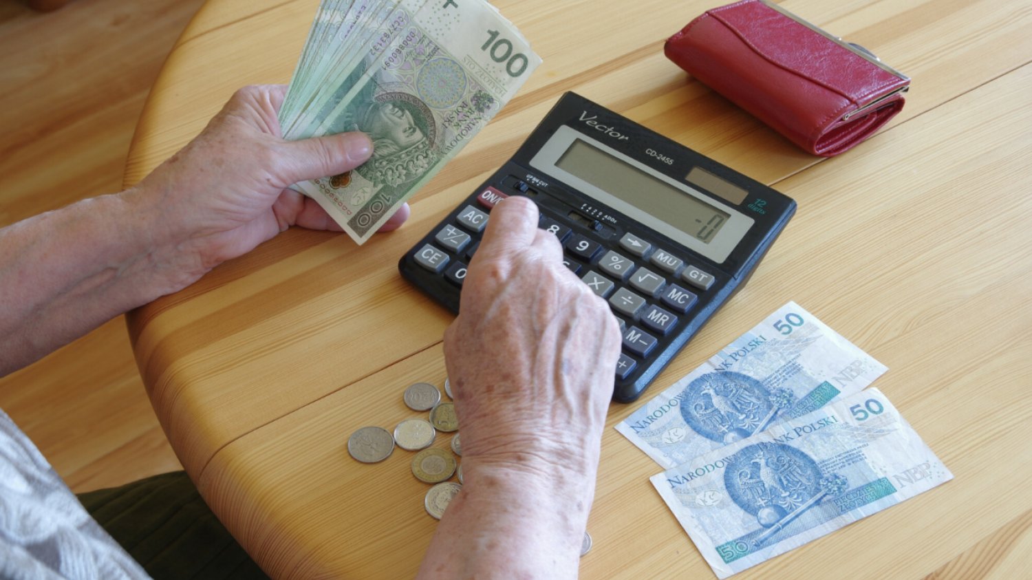 Emerytka liczy banknoty